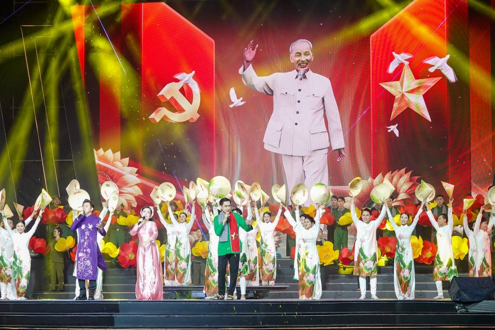 Nhiều tỉnh miền Tây diễn nghệ thuật, bắn pháo hoa mừng Quốc khánh - 1