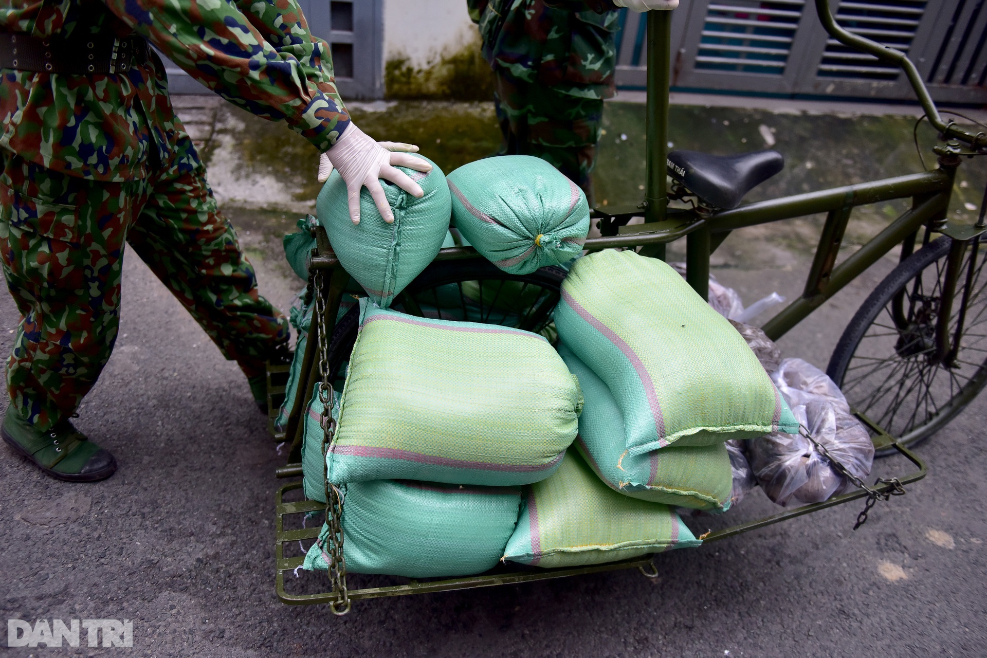 Bộ đội dùng xe đạp thồ chuyển thực phẩm vào tận hẻm nhỏ cho người dân TPHCM - 4 Bộ đội dùng xe đạp thồ chuyển thực phẩm vào tận hẻm nhỏ cho người dân TPHCM - 4