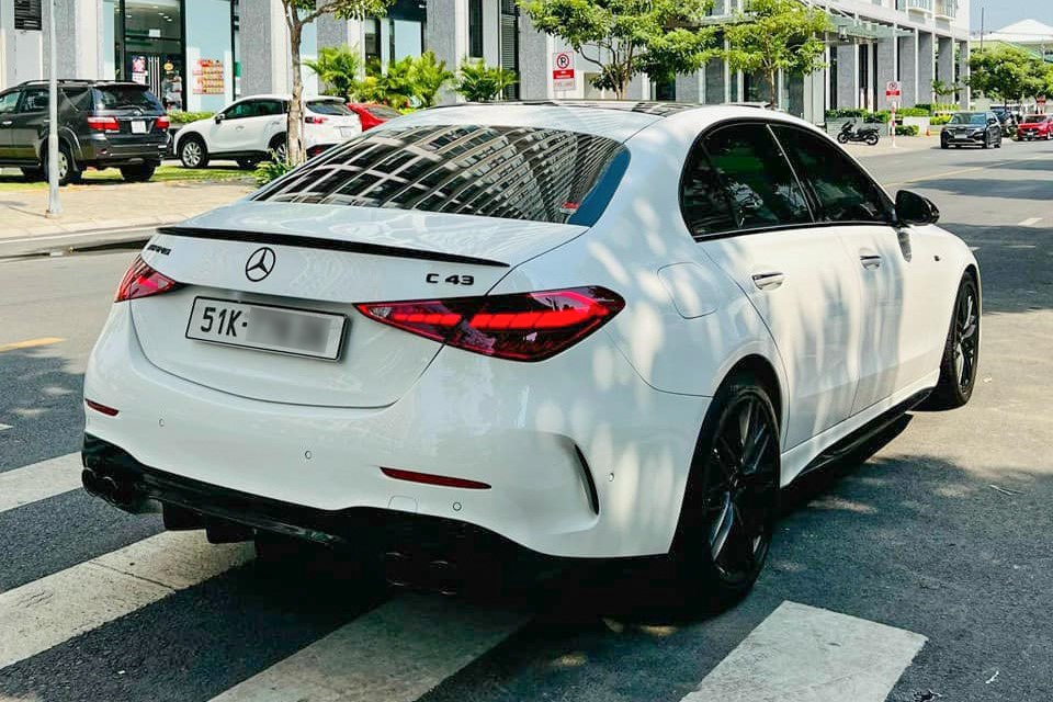 រថយន្ត Mercedes-AMG C 43 ខាតបង់ជិតកន្លះពាន់លានដុងគិតជាតម្លៃពេលលក់បន្ត - ត្រឹមតែ ៥០០០ គីឡូម៉ែត្រប៉ុណ្ណោះ Mới chạy hơn 5.000km, Mercedes-AMG C 43 mất giá gần nửa tỷ đồng khi bán lại - 2