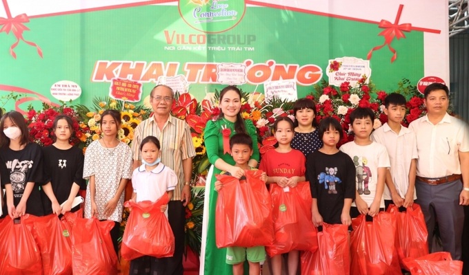 Đại diện Sở Lao động - Thương binh và Xã hội và Tập đoàn VILCOGROUP trao quà cho trẻ em có hoàn cảnh khó khăn.