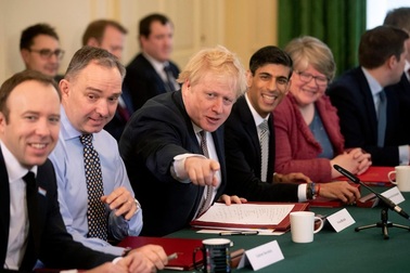 Ai sẽ điều hành nước Anh khi Thủ tướng Johnson nhập viện điều trị Covid-19?