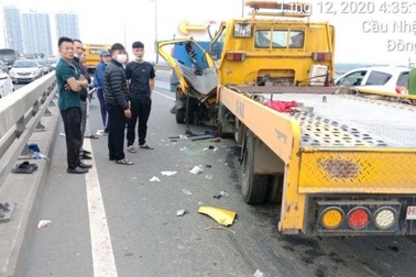 Xe cứu hộ tông xe môi trường trên cầu Nhật Tân, 2 người thương vong