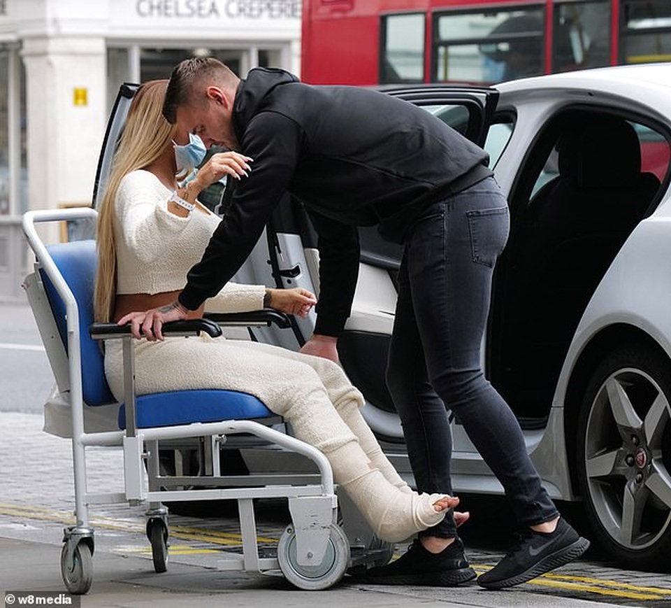 Bạn trai bế Katie Price rời bệnh viện sau ca phẫu thuật chân - 7 Bạn trai bế Katie Price rời bệnh viện sau ca phẫu thuật chân - 7