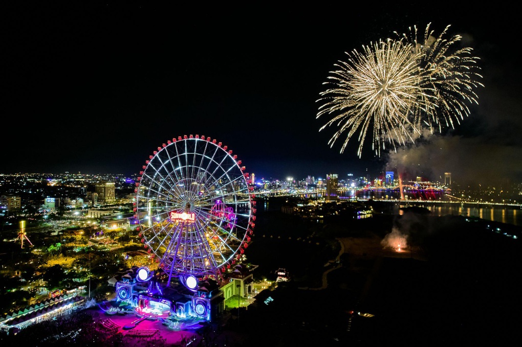 Biển người đổ dồn về Công viên Châu Á tối 9/7 để tận hưởng màn pháo hoa rực rỡ - 5