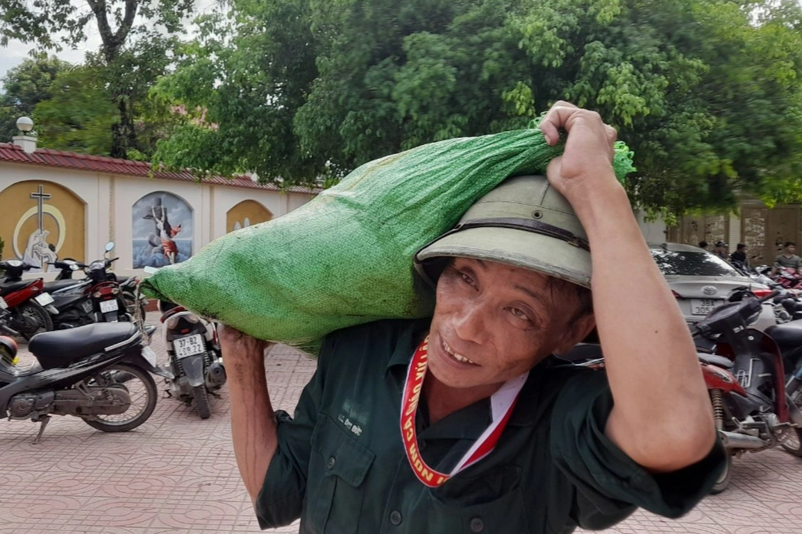 Hàng trăm nơm thủ cùng lao xuống hồ bắt cá - 12 Hàng trăm nơm thủ cùng lao xuống hồ bắt cá - 12