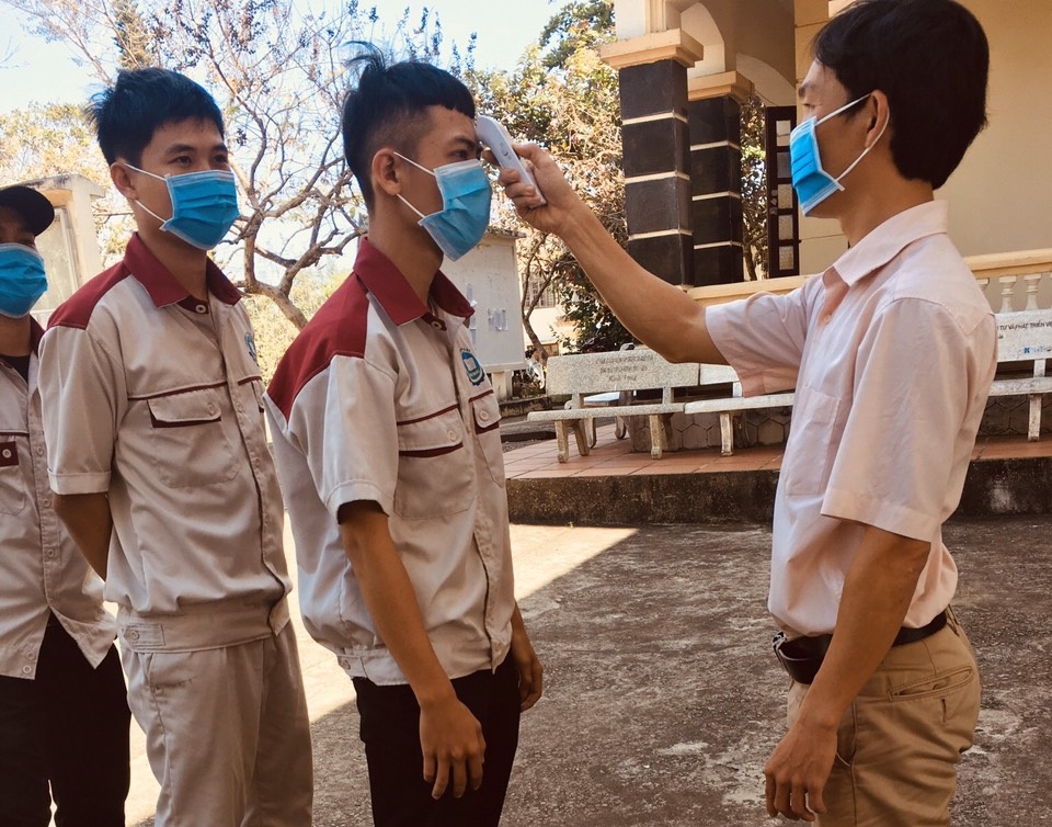 Cơ sở giáo dục nghề nghiệp tự pha dung dịch sát khuẩn tặng học viên - 2 Cơ sở giáo dục nghề nghiệp tự pha dung dịch sát khuẩn tặng học viên - 2