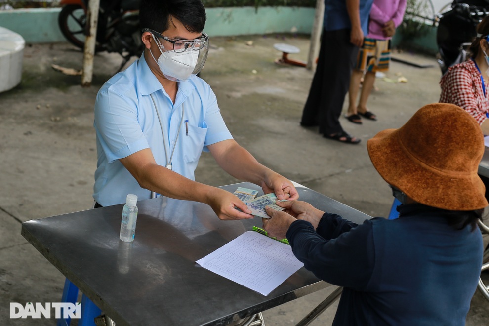 TPHCM: Mẹ đơn thân nuôi 2 con nhỏ khóc nghẹn khi nhận tiền hỗ trợ - 3 TPHCM: Mẹ đơn thân nuôi 2 con nhỏ khóc nghẹn khi nhận tiền hỗ trợ - 3