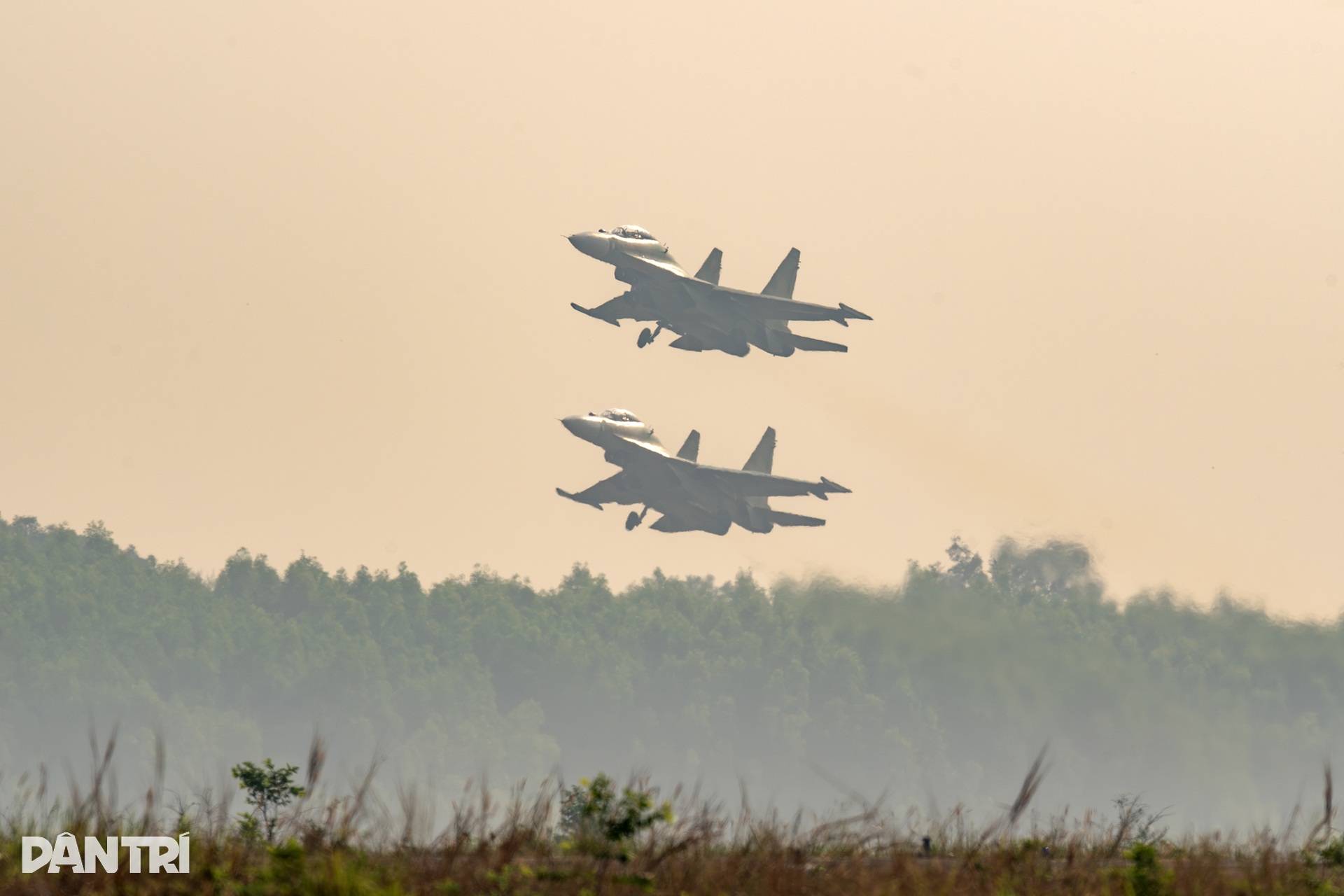 10 trực thăng huấn luyện bay kéo cờ Đảng, cờ Tổ quốc trên bầu trời Biên Hòa - 1