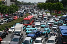 Giao thông ùn ứ từ sáng đến chiều trên đại lộ ở TPHCM