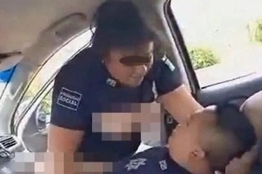 Hai cảnh sát Mexico bị bắt quả tang "quan hệ thân mật" trên ô tô