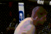 Tung liên hoàn quyền, nhân viên cảnh sát khiến đối thủ "đứng hình"