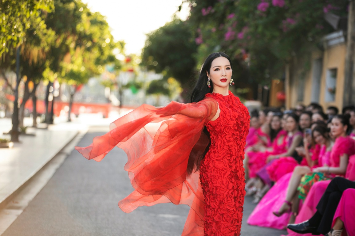 Danh ca Bảo Yến hát trên sông, Minh Tú cùng dàn mẫu lội nước catwalk - 2