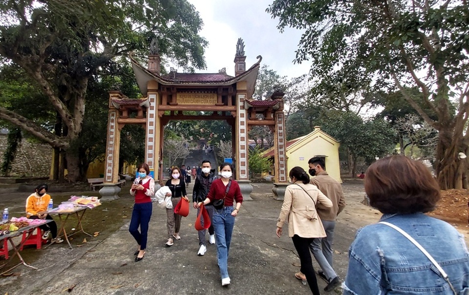 Những hình ảnh khác lạ trong ngày đầu năm mới tại đền chùa - 3 Những hình ảnh khác lạ trong ngày đầu năm mới tại đền chùa - 3