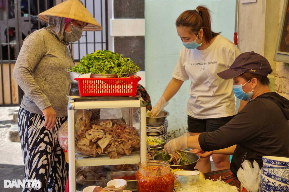 Quán cháo hơn 40 năm nằm trong hẻm nhỏ, bà chủ thái lòng không ngơi tay - 2 Quán cháo hơn 40 năm nằm trong hẻm nhỏ, bà chủ thái lòng không ngơi tay - 2