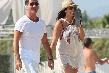 Simon Cowell công khai nắm tay bạn gái có bầu 