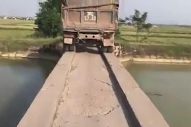 Xe ben liều lĩnh đi qua cầu bê tông nhỏ và hẹp bất chấp hậu quả