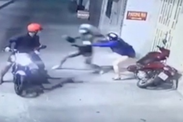 Nhóm cướp chặn xe rồi xịt hơi cay, giật túi xách của đôi nam nữ