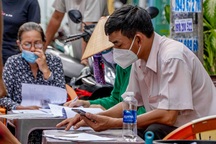 Người lao động quay lại TPHCM được tiêm vắc xin ngay cửa ngõ thành phố