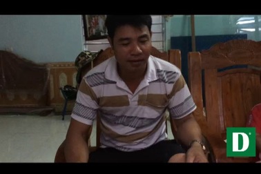 Dân tố cán bộ xã nhận tiền để làm sổ đỏ.