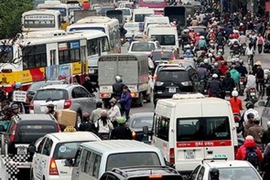 Tắc đường, quá tải tại các bến xe ngày 30/4