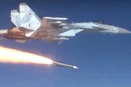 Su-35 Nga bắn tên lửa hạ tiêm kích Ukraine đang thả bom lượn