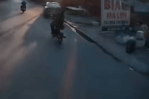 Khách đi taxi mở cửa bất cẩn hất ngã người đi xe máy, ô tô không tránh kịp