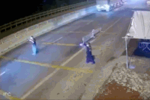 Triệu tập tài xế hất văng cảnh sát cơ động để "thông chốt" kiểm dịch