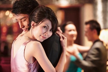 Bồ trẻ thủ thỉ êm tai, chồng tôi dài lưng trả nợ