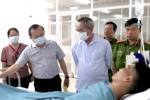 Bí thư Bạc Liêu đến thăm công an bị thương khi truy bắt tội phạm