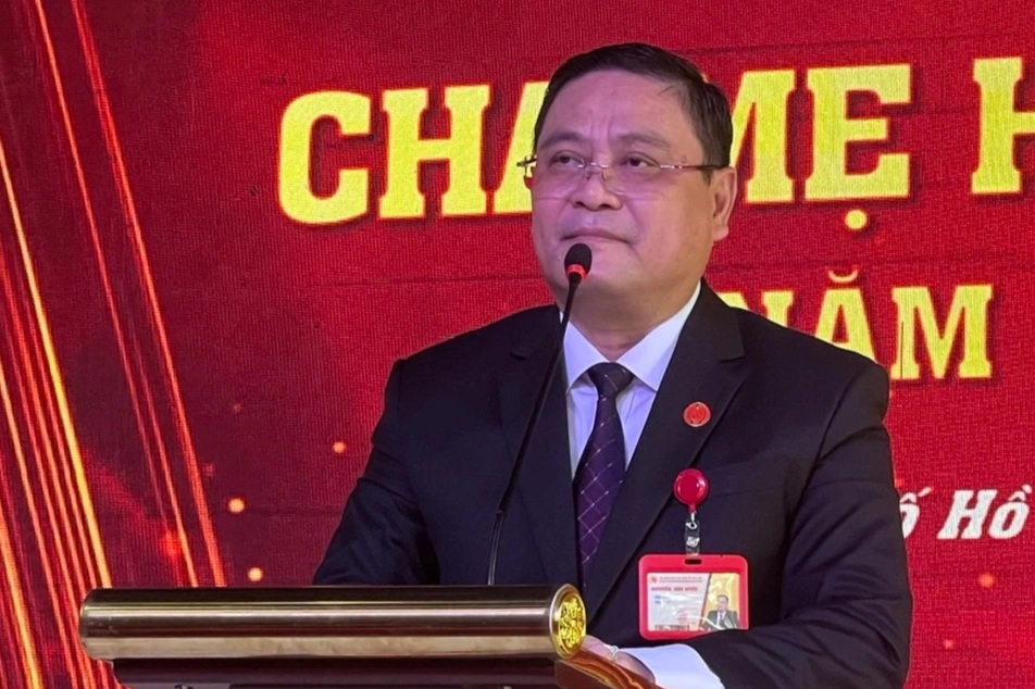 Pais reclamam de seguranças inconvenientes; diretores de escola tomam decisão chocante - 2 Phụ huynh than bảo vệ khó chịu, lãnh đạo trường đưa quyết định gây choáng - 2