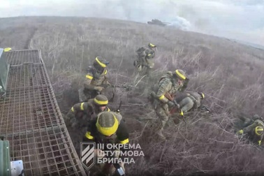 Ukraine giành lại ngôi làng đầu tiên ở Lugansk sau 3 năm