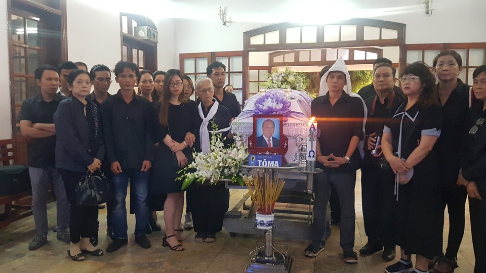 Gia đình, đồng nghiệp tiễn đưa nhạc sĩ Trần Quang Lộc trong cơn mưa tầm tã - 11 Gia đình, đồng nghiệp tiễn đưa nhạc sĩ Trần Quang Lộc trong cơn mưa tầm tã - 11