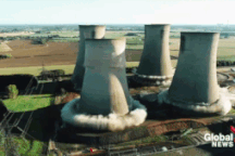 Khoảnh khắc 4 tháp làm mát ở Anh sập thành tro bụi trong nháy mắt