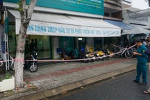 Khoảnh khắc bảo vệ gục ngã khi bị kẻ cướp ngân hàng ở Đà Nẵng đâm