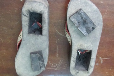 “Nữ quái” giấu heroin trong... đế dép