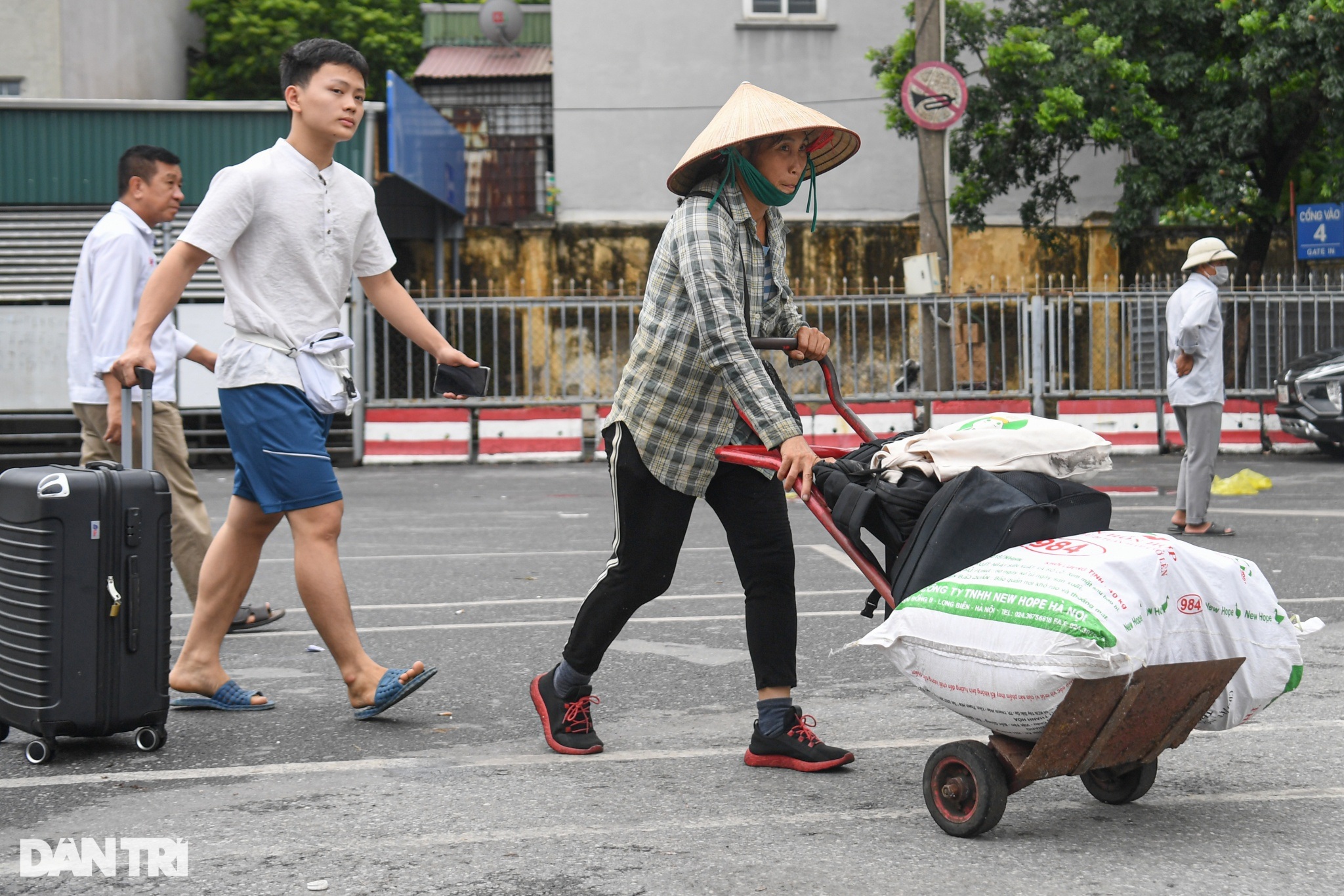 Đường thông thoáng, người dân thoát khổ trong ngày trở lại Hà Nội - 4