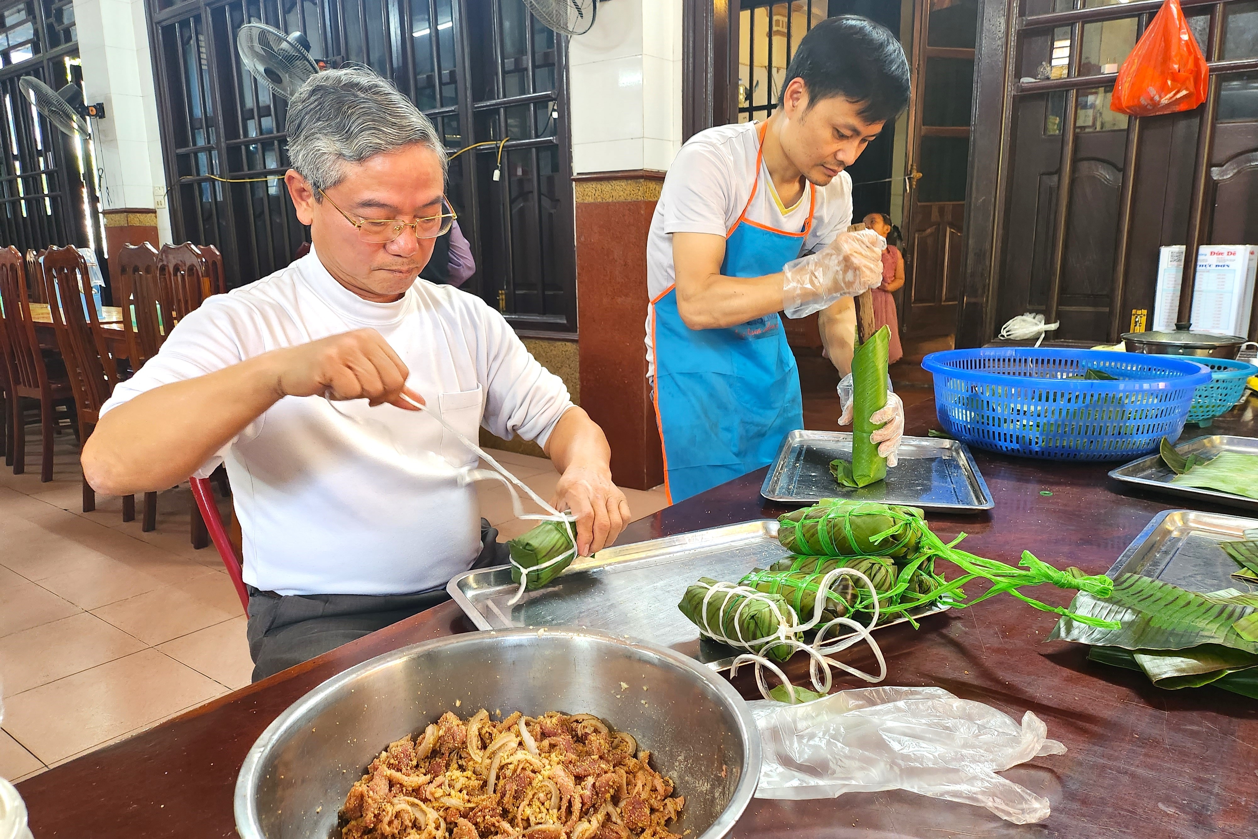 U70 tiết lộ bí quyết gói thịt dê sống bán "đắt như tôm tươi"