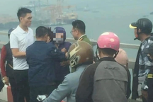 Cảnh sát giải cứu thành công người phụ nữ định nhảy cầu Bãi Cháy tự tử