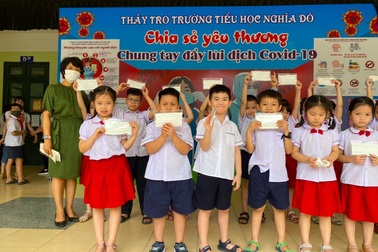 Sau nghỉ dịch Covid-19: Nhiều trường được trang bị khẩu trang kháng khuẩn cho học sinh
