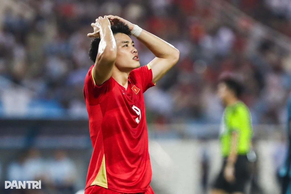 Đình Bắc bị cầu thủ cao gần 2m của Indonesia vượt qua tại ASEAN Cup 2026 - 1