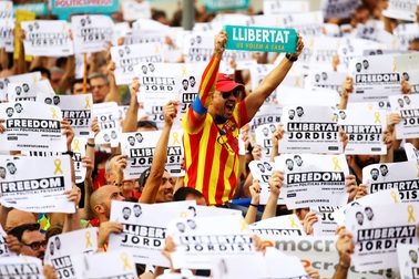 Nửa triệu người biểu tình phản đối giải tán chính quyền Catalonia