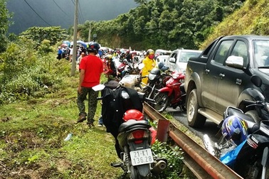 Dòng người ùn ùn đi xem dù lượn, đèo Khau Phạ tắc nghẽn