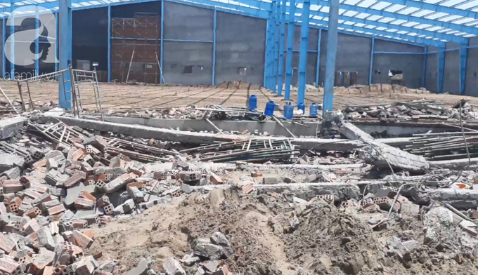 Hiện trường vụ sập bức tường rộng 400m2, 6 người chết, nhiều người bị vùi lấp trong gạch đá - Ảnh 4. Hiện trường vụ sập bức tường rộng 400m2, 6 người chết, nhiều người bị vùi lấp trong gạch đá - Ảnh 4.