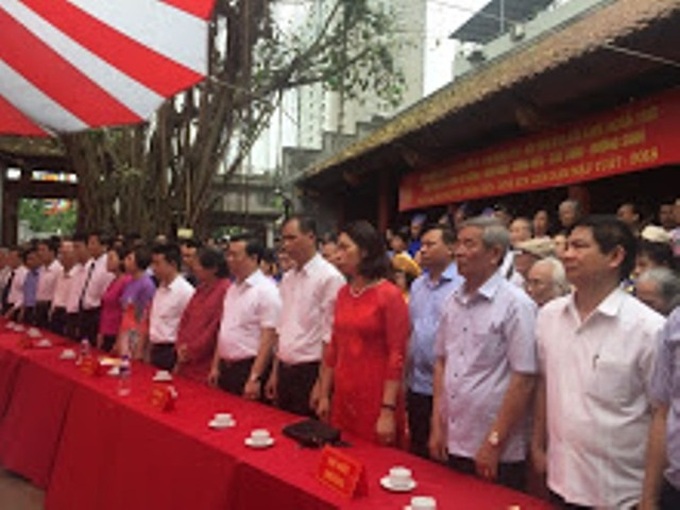 Quan khách đến tham dự lễ hội Đình đền Kim Liên – Nam phương trấn