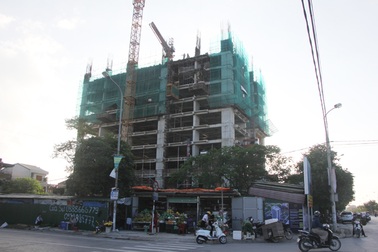 Phải đảm bảo an toàn hoạt động cần cẩu tháp, mới được thi công trở lại