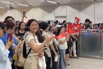 Người dân đồng thanh hát nhạc yêu nước khi chờ Metro ở nhà ga gây xúc động