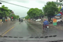 Nghe điện thoại khi lái xe máy, người đàn ông suýt phải trả giá đắt