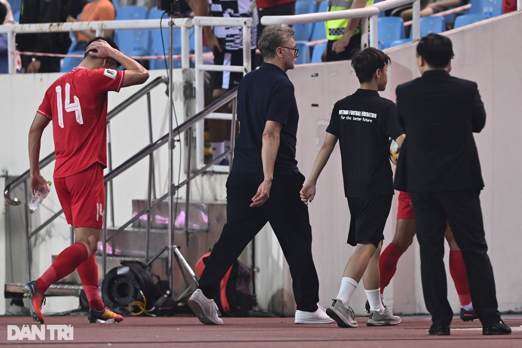 Chuyên gia: Cảm giác HLV Troussier và cầu thủ không có niềm tin với nhau - 1 Chuyên gia: Cảm giác HLV Troussier và cầu thủ không có niềm tin với nhau - 1