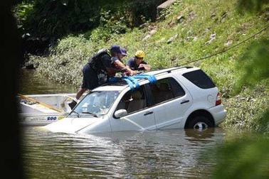 Nữ tài xế nhầm chân ga, xe Mercedes lao thẳng xuống sông