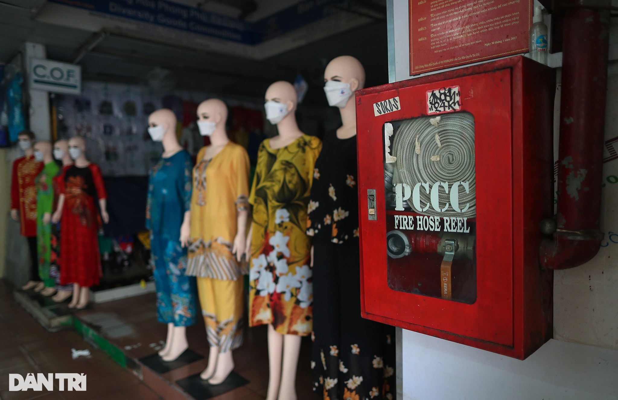Chợ Bến Thành xuống cấp như thế nào trước ngày được cải tạo toàn bộ? - 9 Chợ Bến Thành xuống cấp như thế nào trước ngày được cải tạo toàn bộ? - 9
